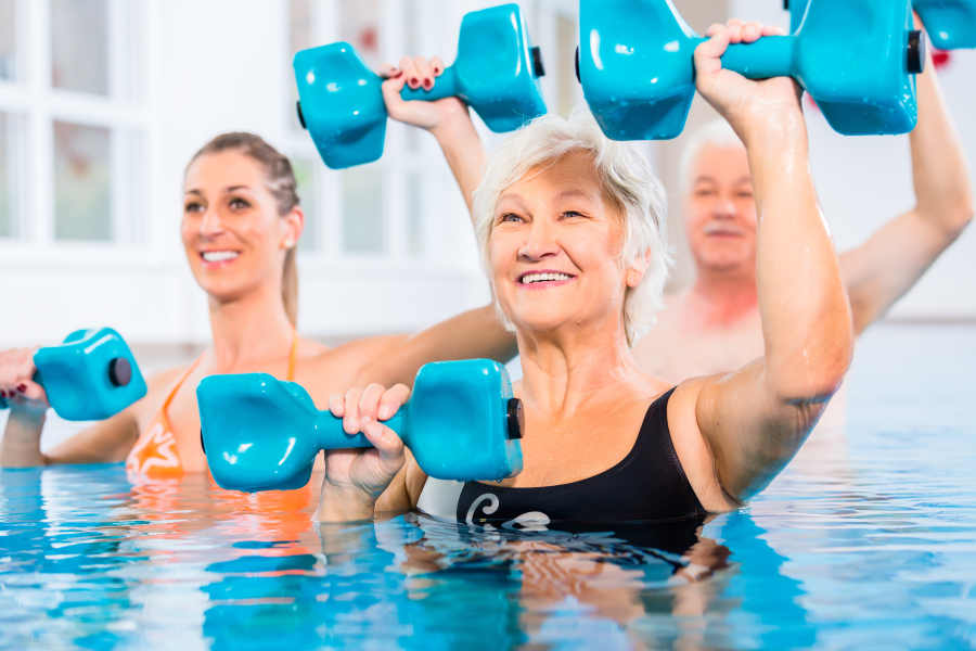 activité dans une piscine camping d'Ibarron