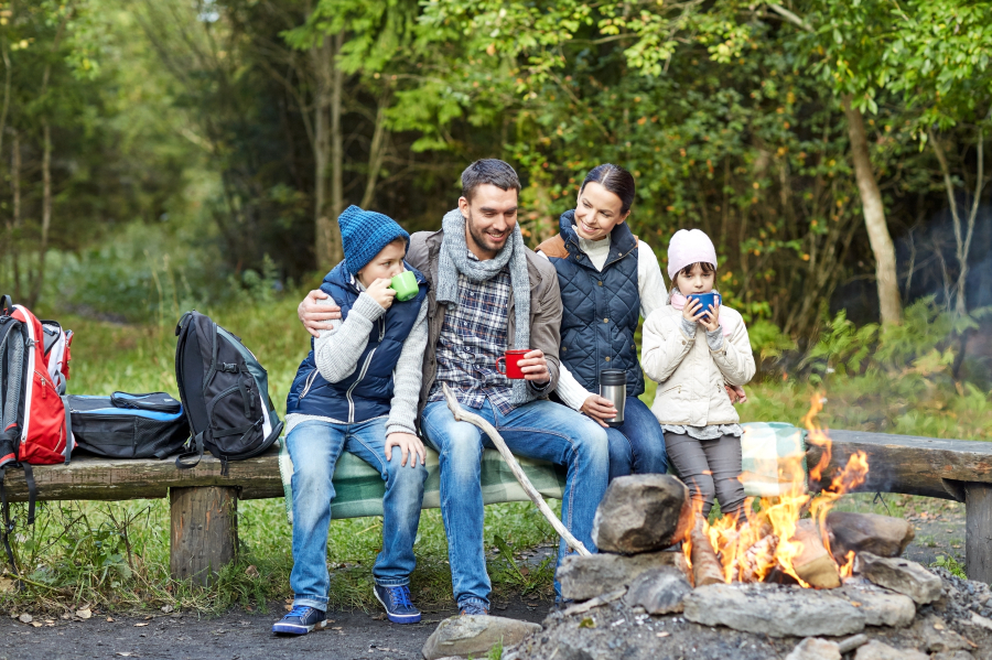 feu de camp en famille dans une location camping Bretagne