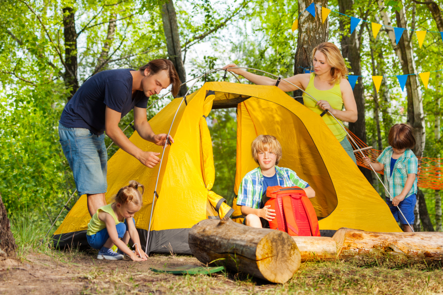 famille dressant sa tente dans un camping familial Auvergne 