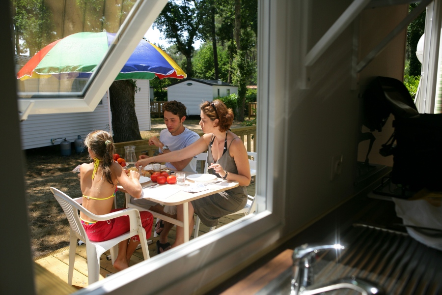 famille en camping vers ales