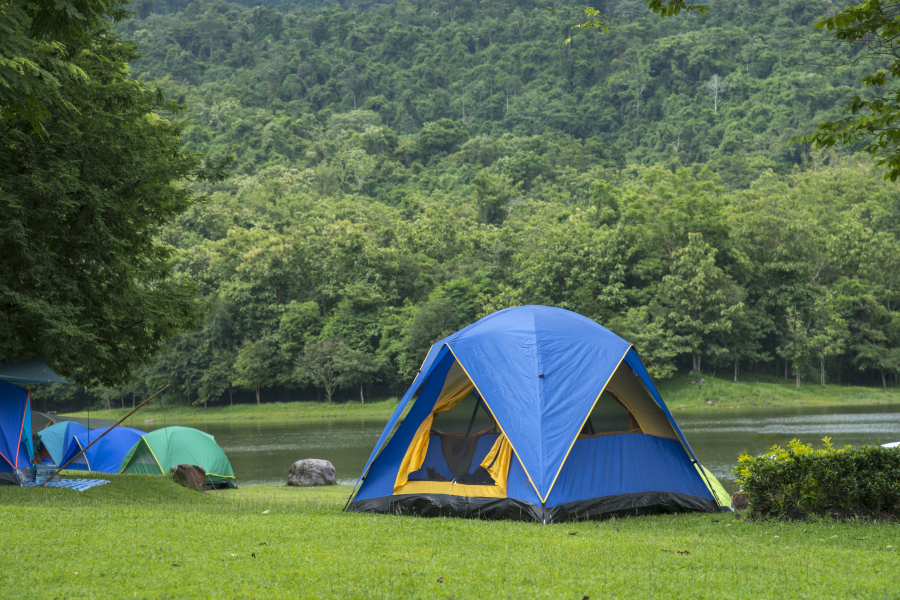 tente camping familial bord de lac