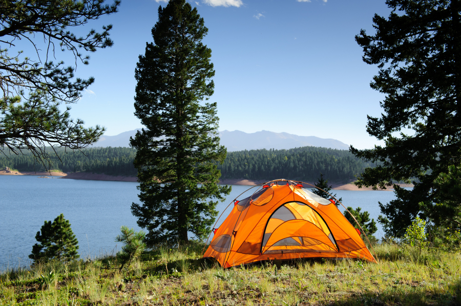 tente camping familial bord de lac